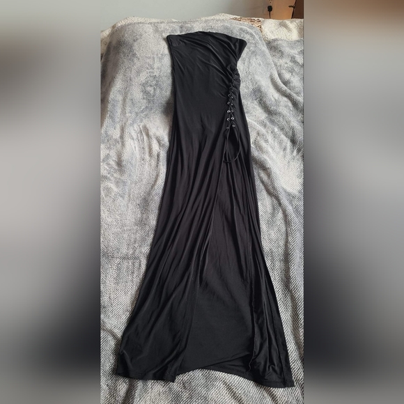 The black dress - Picture 2 of 2